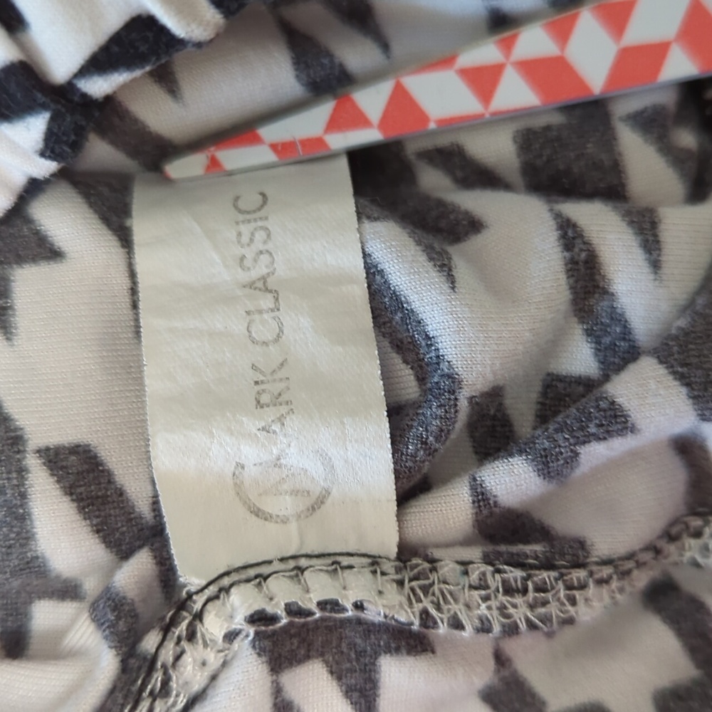 Black and White Houndstooth Pattern Leggings - Mark Classic Brand - One Size - Picture 4 of 5